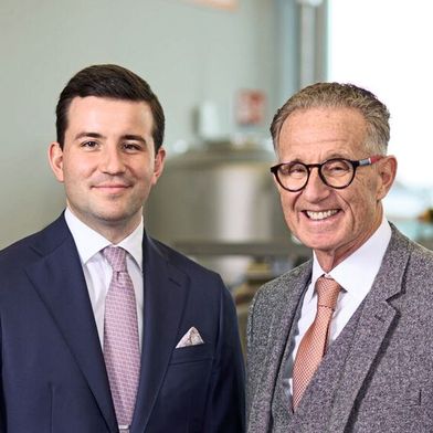 Lukas Zimmermann (links) führt die Azo-Gruppe künftig gemeinsam mit seinem Vater Rainer Zimmermann (rechts).  (Bild: www.fabh.de Horst Bernhard)