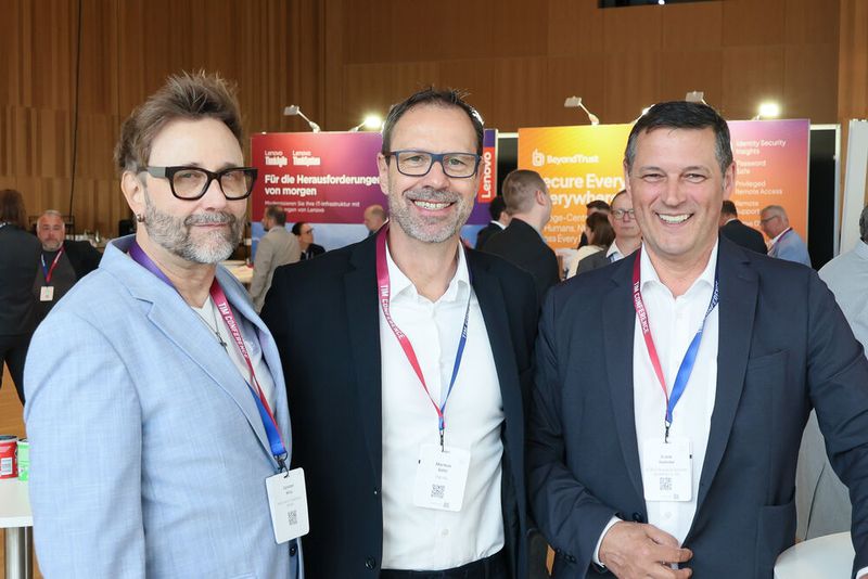 TIM-Vertriebsleiter Markus Götz im Austausch mit Carsten Hinz (l., hoch.rein IT Solutions) und Frank Hohnke (r., GOB Software & Systeme) (Bild: TIM AG)