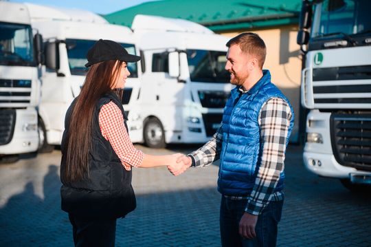 Um Kosten zu senken und operative Stabilität zu erhöhen, ist partnerschaftliche Zusammenarbeit oftmals lohnenswert.(Bild: ©  Serhii - stock.adobe.com)