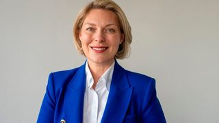 Die Deutsche Industrie- und Handelskammer DIHK hat viele Unternehmen befragt, um eine Prognose für 2025 zu erhalten – wieder droht Rezession. Die DIHK-Hauptgeschäftsführerin, Helena Melnikov, kommentiert: „Der Standort Deutschland wird immer unattraktiver!“ (Bild: DIHK)
