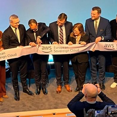 Ein symbolischer Akt zur offiziellen Inbetriebnahme der AWS European Sovereign Cloud: (v.l.) Hester Somson (Botschafterin der Niederlande in Deutschland), Dr. Karsten Wildberger (Bundesminister für Digitales und Staatsmodernisierung), Stéphane Israël (Managing Director AWS European Sovereign Cloud and Digital Sovereignty), Matt Garman (CEO AWS), Madalena Fischer (Botschafterin von Portugal in Deutschland), Daniel Keller (Minister für Wirtschaft, Arbeit, Energie und Klimaschutz von Brandenburg), Claudia Plattner (Präsidentin des BSI) und Stefan Höchbauer (Managing Director AWS Deutschland und Central Europe). (Bild: Vogel IT-Medien)