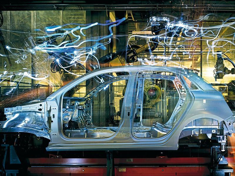 Bereits heute arbeiten hunderte Roboter in den Werkhallen der Ingolstädter. In der Zukunft wird sich diese Zahl aber noch um einiges vervielfachen. (Audi)
