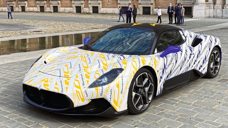 Der flache MC20 soll die sportlichen Gene der Traditionsmarke wiederbeleben.(Bild:  Maserati)