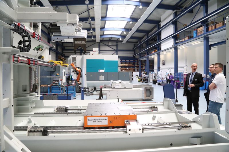 Hausausstellung bei Reiden Technik: Gebiets-Verkaufsleiter Patrick Glantzmann mit Kunden  bei der Präsentation des Maschinenportfolios. (Matthias Böhm)