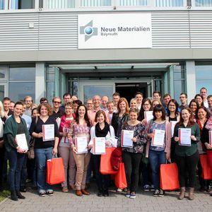 Für die Teilnehmer der Arbeitsagenturen und Jobcenter eröffnen sich mit dem Thema Kunststoff verarbeitende Industrie neue Möglichkeiten, nicht nur potenzielle Auszubildende, sondern auch Angelernte und Umschüler zu neuen Weiterbildungen und Umschulungen anzuregen, um ihnen die Attraktivität der Kunststoffbranche vor Augen zu führen.