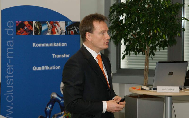 „Wandlungsfähige Fertigungssysteme für mechatronische Produkte“, so der Titel des Referates von Prof. Dr.-Ing. Jörg Franke, Lehrstuhlinhaber FAPS, Erlangen. (Archiv: Vogel Business Media)