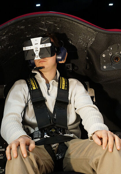 Das Fraunhofer IAO hat im Projekt einen Flugzeugkabinen-Mock-up entwickelt, d.h. die Probanden sitzen mit 3D-Brillen ausgestattet in realen Flugzeugsesseln und können quasi komplett in virtuelle Welten eintauchen. (Bild: VR-Hyperspace)