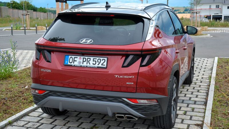 In den hinteren Stoßfängern des neuen Tucson ist zudem das parametrische Muster des Kühlergrills integriert. (Bild: Michel/»kfz-betrieb«)