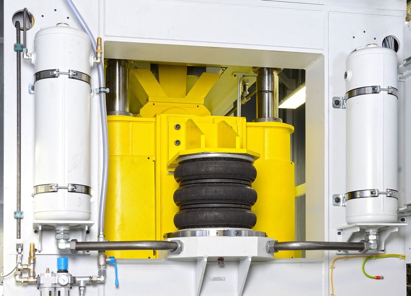 In der Anwendung: Pneumatische Balgzylinder von ContiTech als Presszylinder (Bild 2/2) (Bild: ContiTech)