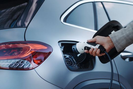 Unter den Neuzulassungen in der EU waren 2025 mehr Elektro-Autos als je zuvor.(Bild: ©  Halfpoint - stock.adobe.com)