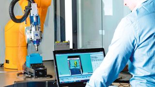 Bild 1: Die Offline-Programmierung der Bearbeitungszelle sorgt für Prozesssicherheit und hohe Verfügbarkeit. (Bild: Toolcraft)