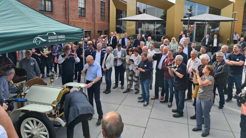 Am 3. Juli wurde der Nachbau im Rahmen einer Dankeschön-Veranstaltung an alle beteiligten Gewerke dem August Horch Museum übergeben, das ihm in Kürze den Ehrenplatz als Auftakt-Exponat einräumen wird. (Bild: August Horch Museum)