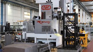 „Brot-und-Butter-Maschine“ des italienischen Werkzeugmaschinenherstellers ist die FPT-Fahrständerfräsmaschine Ronin in Monoblockstruktur mit integriertem Längsschlitten. (Bild: Kuttkat)