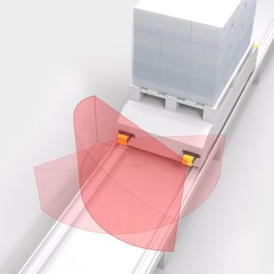 Mit den Sensoren des Radarsystems LBK wird durch einstellbare Keulen mit Warn- und Schutzfeld der Fahrweg von Transferwagen, FTS oder Kränen gesichert. Das gelingt ohne Fehlschaltungen durch die Umgebung oder Fremdlicht, weil nur Personen detektiert werden.(Bild:  Leuze)