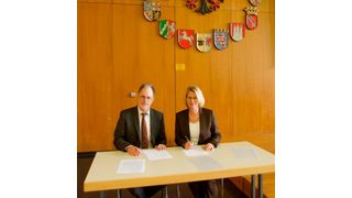 Besiegeln die Kooperation: Prof. Dr. Holger Mühlenkamp (Rektor der Universität Speyer) und Dr. Christine Brockmann (Geschäftsführerin Metropolregion RheinNeckar GmbH) (DUV Speyer / Lutz Berger)