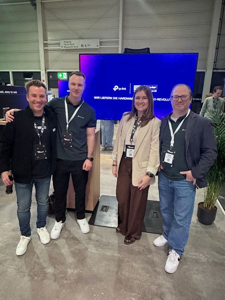 (v. l.) Kai Wening (Office Partner) betreut das TP-Link Team Nico Schachtschneide, Anna Schmis und Patrick Hirscher. (Bild: Vogel IT-Medien GmbH)