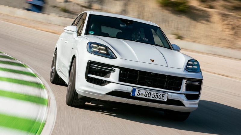 Porsche hat zwei neue Plug-in-Hybrid-Versionen des Cayenne vorgestellt: Der S E-Hybrid und der Turbo E-Hybrid sind jeweils als SUV und Coupé erhältlich.  (Bild: Porsche)