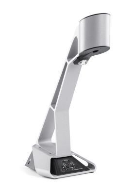 Desktop Visualiser vSolution Cam: Bücher, Fotos, dreidimensionale Objekte, Notizen und andere Materialien lassen sich mit der vSolution Cam schnell und einfach einer größeren Gruppe präsentieren, ohne dass dafür längere Vorbereitungszeit nötig ist. Die betreffenden Elemente werden unter der HD-Kamera positioniert und so mittels einem verbundenen Monitor oder Projektor der Gruppe vorgestellt. HD-Kamera und LED-Lichtsystem sind beide im Arm des tragbaren Geräts integriert, die Steuerung gelingt intuitiv und bedarf keiner zusätzlichen manuellen Justierung, Hersteller WolfVision, Klaus, Österreich. (Bild: Red Dot / WolfVision / Patrick O. Maier)