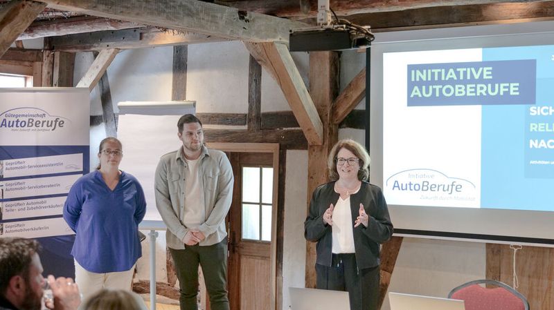 Claudia Kefferpütz erläuterte mit ihrem Team, Manuela Suhr und Kevin Quint, den Mitgliedern der Gütegemienschaft die Aktivitäten der Initiative Autoberufe zur Nachwuchswerbung. (Bild: Schmidt - VCG)