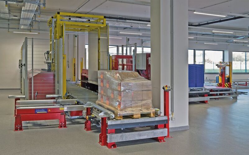 Aus hygienischen Gründen wird mit dem Palettenwechsler die einzulagernde Ware von einer Holz- auf eine Aluminiumpalette geschoben. (Bild: Scheffler)