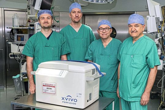 Die an der Studie beteiligten Berliner Wissenschaftler (v. l.): Dr. med. Leonhard Wert, Dr. med. Felix Hennig, Prof. Dr. med. Christoph Knosalla und Dr. med. Ruhi Yeter von der DHZC-Klinik für Herz-, Thorax und Gefäßchirurgie(Bild:  Paff/DHZC)