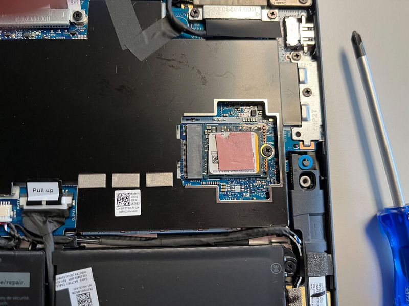 Unter einer Abdeckung, die als Heatspreader dient, sitzt die SSD im kurzen M.2-2230-Format. (Bild: Vogel IT-Medien)