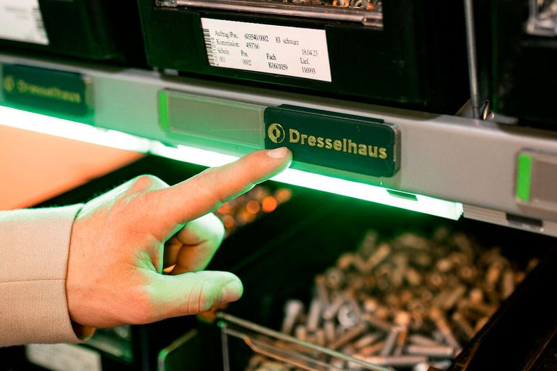 Eine neue Beleuchtung – optional auch mit Bewegungsmelder – sorgt für energieeffizienten Durchblick im Direkt-RFID-Kanban-System von Dresselhaus.