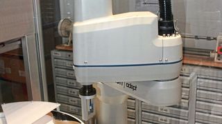 Der E-Cobra-Roboter von Omron soll die lauten und unflexiblen Rüttler peu à peu ersetzen. (Omron)