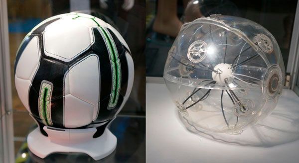 Der miCoach Smart Ball von Adidas ist ein Fußball, der kontinuierlich seine Geschwindigkeit, seinen Spin und die Schussstärke misst. (Bild: Idzko)