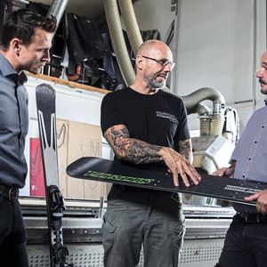 Frank Dietzel (Mitte) im Gespräch mit den Horn-Technikern Robert Braun (l.) und Stefan Bachmann.(Bild:  Horn/Sauermann)