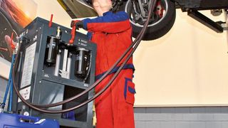 Für Andre Gehrendorf, Kfz-Mechatoniker beim Autohaus Krenz in Paderborn sind Getriebeölspülungen eine Arbeit wie jede andere auch. Einzig beim Auffinden der „Anschlussstellen“ beim jeweiligen Modell braucht es eine gewisse Erfahrung. (Bild: Dominsky/ »kfz-betrieb«)