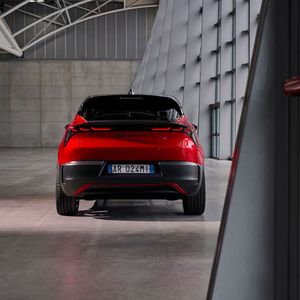 Statt des Modellnamens steht auf dem Heckdeckel der Markenname.(Bild:  Alfa Romeo)