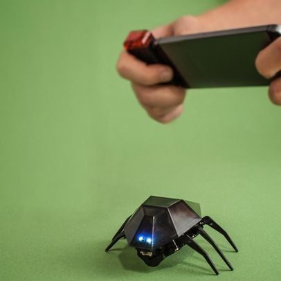 Wie wäre es mit einem Insekt zu Weihnachten? Der „iRobot Bug“ ist ein ferngesteuerter Käfer, der per USB aufladbar ist und mit praktisch jedem Gerät, das mit „i“ anfängt steuerbar ist. Bei radbag.de kostet der kleine Krabbler 49,95 Euro. (www.radbag.de)