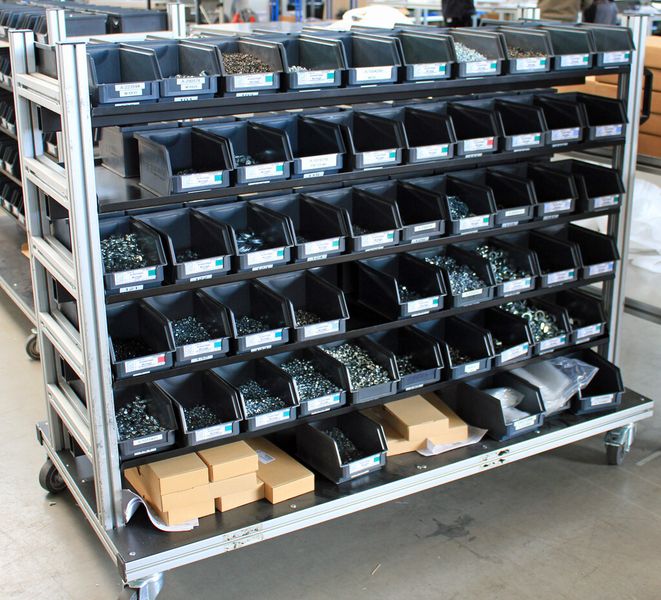 Für Montagearbeiten stellt die Logistikabteilung jeweils produktspezifisch bestückte Rollgestelle mit den benötigten Kleinteilen bereit. (Bild: Klaus Vollrath)