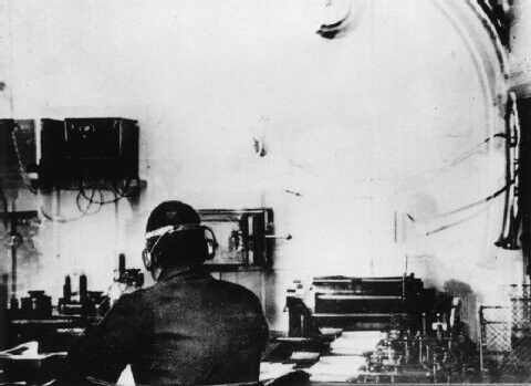Das  Foto der Marconi-Funkstation auf der Titanic zeigt den Funker Harold S. Bride bei der Arbeit.  (Foto: Museumsstiftung Post und Telekommunikation)
