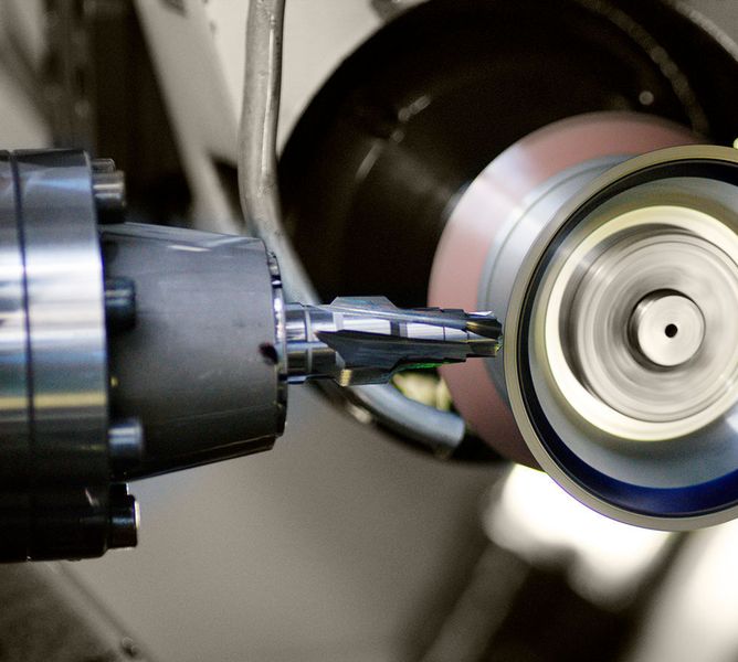 For regrinding the original geometry the original CNC-programs and the original grinding wheels are used. (Mapal)