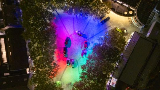 Die Leuchten lassen sich flexibel an Tageszeit, Jahreszeit und Veranstaltung anpassen.(Bild:  Pharos Architectural Control)