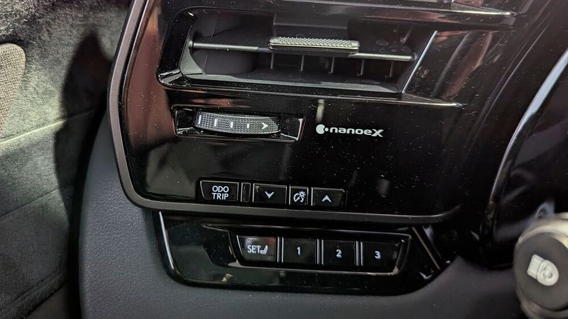 6. Die Bedienung: Das „Tazuna-Cockpit“ von Lexus ist nach dem japanischen Wort für die Zügel eines Pferdes benannt und soll eine direkte und intuitive Steuerung des Fahrzeugs ermöglichen. Für uns unterscheidet sich der Lexus-Ansatz nicht sehr stark vom heute üblichen, touchscreenbasierten Konzept, das auch die Konkurrenten verwenden. Fast schon rührend ist da der eigene Knopf für das Rückstellen des Tageskilometerzählers. (Bild: Rosenow – VCG)