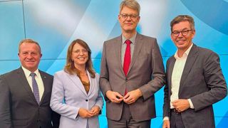 Kamen zum Dialog im Bundesverkehrministerium zusammen: (v. l.) ZDK-Präsident Thomas Peckruhn, VDIK-Präsidentin Imelda Labbé, Bundesverkehrsminister Patrick Schnieder und VDA-Geschäftsführer Marcus Bollig. (Bild: ZDK)