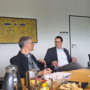 Florian Schliepen, Geschäftsführer Beresa (rechts), und Dr. Johannes Spandau, Geschäftsführer Auto DM (Mitte), erklärten der Jury ihr digitales Annahmekonzept. (Bild: Mauritz – VCG)