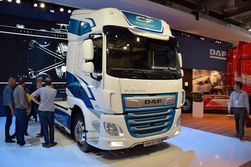 DAF hingegen stellt die Studie einer elektrifizierten Sattelzugmaschine vor. Doch Langstrecke ist bei gut 200 Kilometern Reichweite nicht drin. (Rosenow/»kfz-betrieb«)