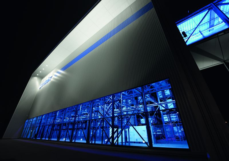 Das Hochregallager wurde in den Duravit-Markenfarben blau und grau gestaltet. Nachts erstrahlen die Verbindungsbrücke und die Fensterfront des Lagers effektvoll in magischem Blau. (Archiv: Vogel Business Media)