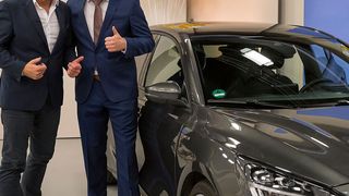 Das Highlight des 15. Sendergeburtstags von 1-2-3.tv war die Versteigerung von zehn Ford Focus ST, die binnen Sekunden weg waren. Über den Verkaufserfolg freuten sich die Moderatoren Christian Giese (li.) und Max Schradin. (Luise Aedtner / luise.aedtner photography)