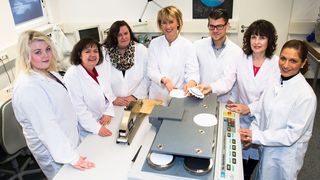 Mitarbeiter-Team im Labor. (WKS Textilveredlungs-GmbH )