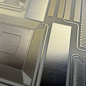 Bild 1: Das Drahtbonden ist als Kontaktierungstechnik in der Halbleiterindustrie und Mikroelektronik etabliert. Eine Voraussetzung für gute Verbindungen sind bedarfsgerecht saubere Oberflächen.   (Bild: Bond-IQ)