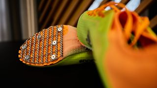 In Zusammenarbeit mit dem Bob- und Schlittenverband für Deutschland (BSD) hat die BMW Group Spikeplatten additiv gefertigt. Die Geometrie der Spikeplatten wird softwaregestützt entwickelt und automatisch auf die Topografie der individuellen Schuhe angepasst, die vorher mit einem 3D-Scanner erfasst wurde. Anschließend werden die Spikeplatten gedruckt, indem ein Laser das entsprechende Metallpulver Schicht für Schicht miteinander verschweißt. (Bild: BMW Group)