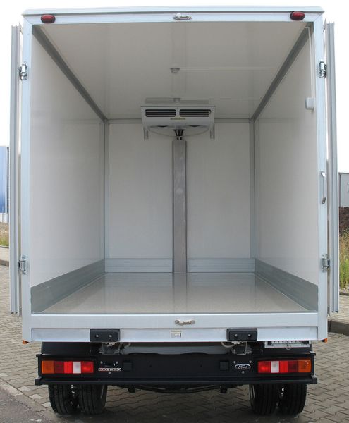 Kühltransporter mit Wänden und Dach aus Sandwichmaterial mit CFK-Werkstoff Lamilux High-Strength-X-treme-Carbon. (Bild: Lamilux)