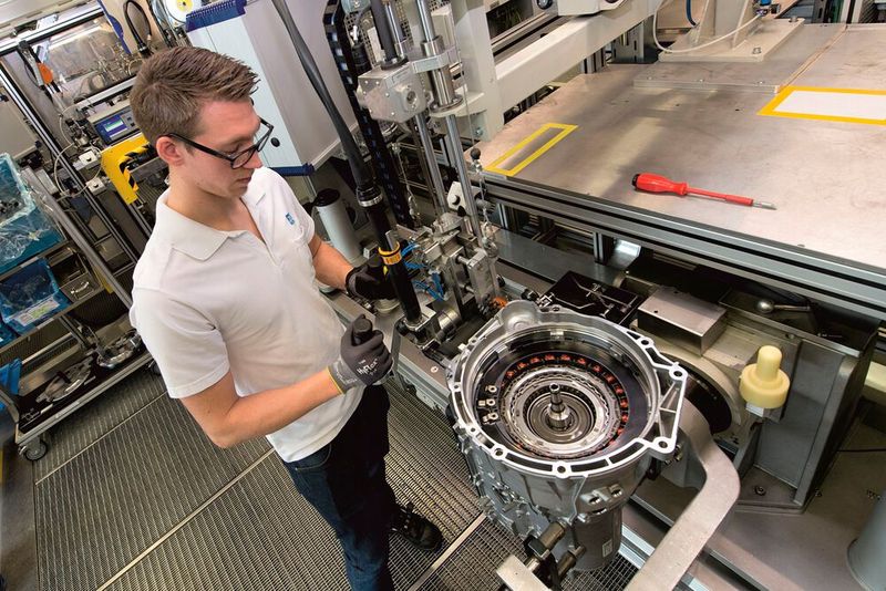 Am ZF-Standort Saarbrücken werden bereits 8-Gang-Hybridgetriebe für Pkw gefertigt. Reine E-Fahrzeug-Produkte sollen ab 2024 starten.(Bild:  ZF Group)