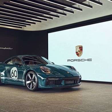 Der Hersteller Porsche hat im Stil seiner „Exclusive Manufaktur“ jetzt den ersten Showroom eröffnet, der seinen Fokus auf die Individualisierung von Fahrzeugen gelegt hat. (Bild: Porsche AG)