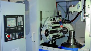 Serwema hat sich auf das Retrifitting von Verzahnmaschinen spezialisiert. Bilder: Kuhn (Archiv: Vogel Business Media)